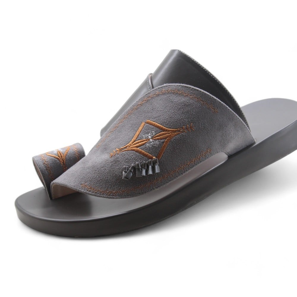 حذاء شرقي مطرز رصاصي.