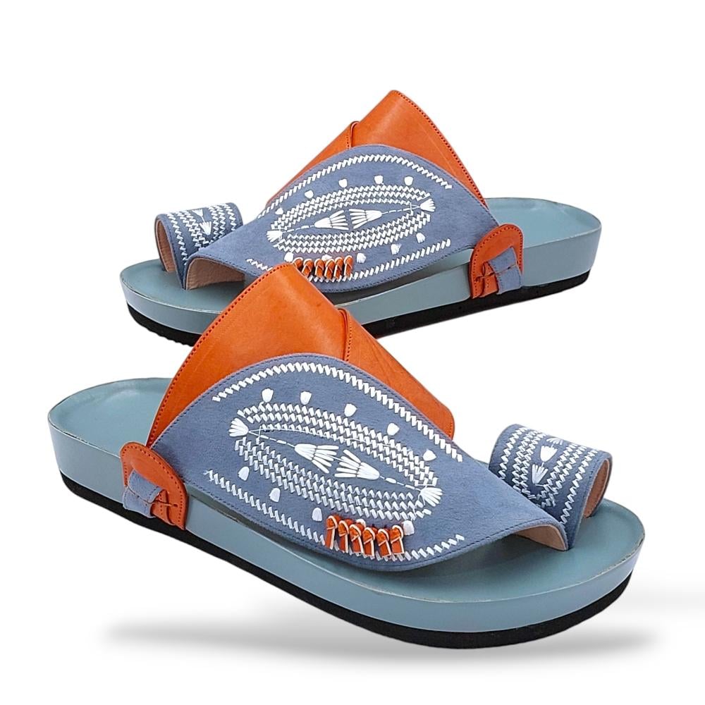 حذاء شرقي سماوي مطرز