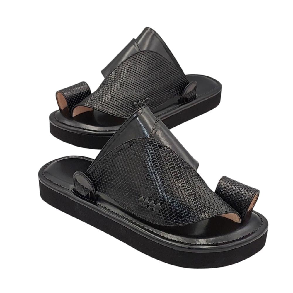 حذاء شرقي اسود مرتفع.