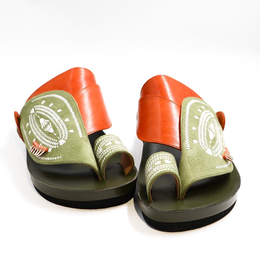 حذاء شرقي طبي مخمل زيتي مطرز