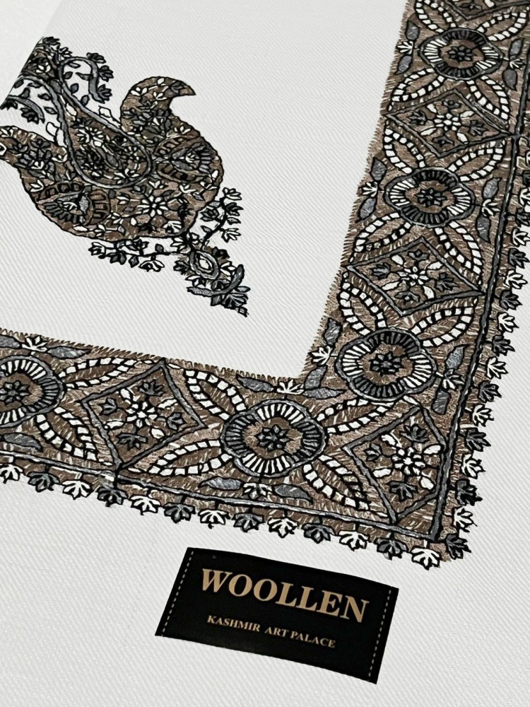 شال صوف كشميري نقش بني وخلفية بيضاء