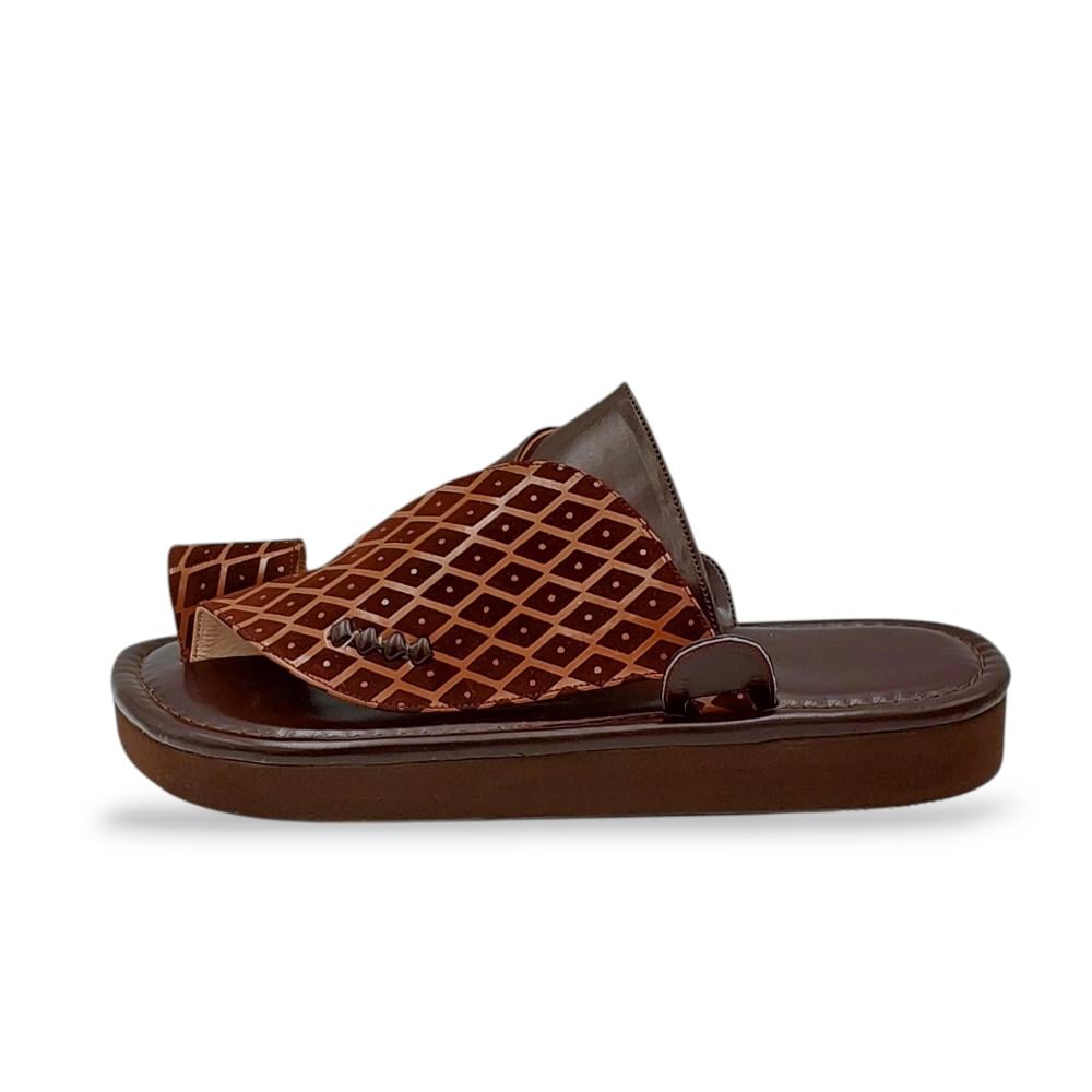 حذاء شرقي قماش بني.