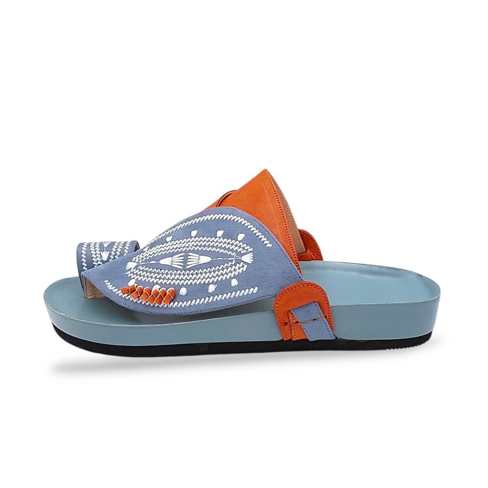 حذاء شرقي سماوي مطرز