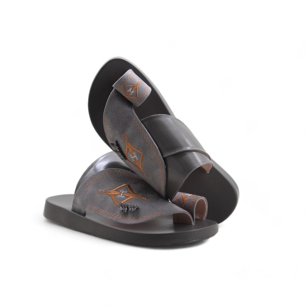 حذاء شرقي مطرز رصاصي.