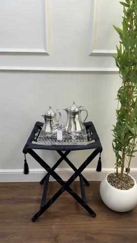 طاولة استقبال مخمل مع صينية اكريليك