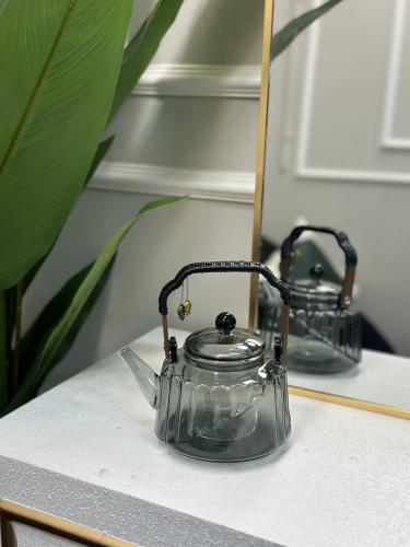 ابريق زجاج رمادي