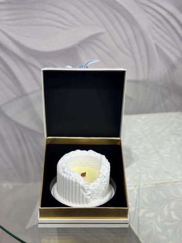 شمعة معطره بقالب ابيض