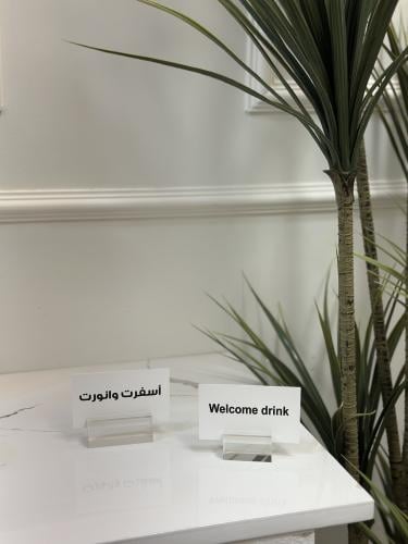استاند شفاف مع كرت مجانًا