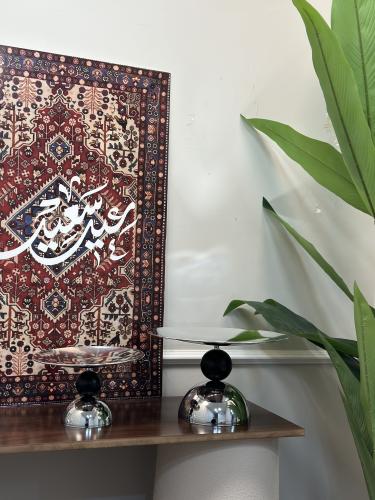 استاند تقديم فضي بقاعدة اسود