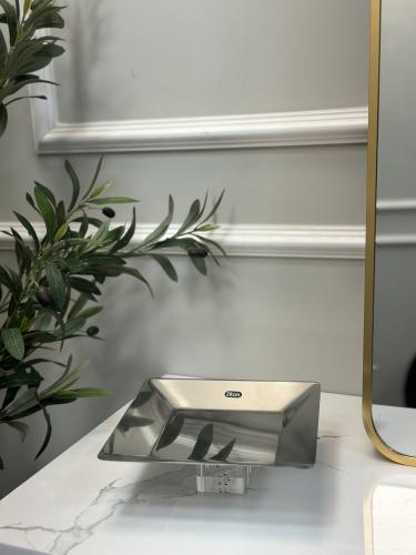 استاند تقديم فضي بقاعدة كرستال