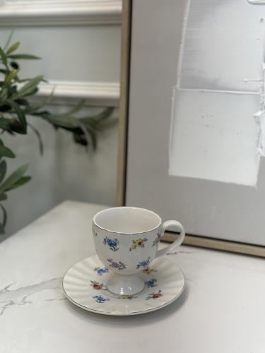 كوب قهوه مع صحن