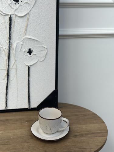 كوب قهوة مع صحن