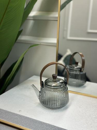 ابريق زجاج رمادي