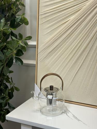 إبريق زجاج بمسكه خشب بني