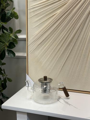 إبريق زجاج بيد خشب بني