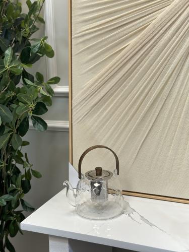 إبريق زجاج بمسكه خشب بني