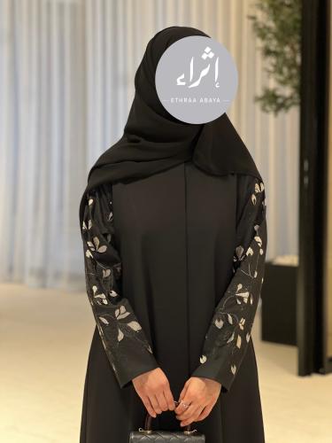 عباية كريب مع اكمام تطريز