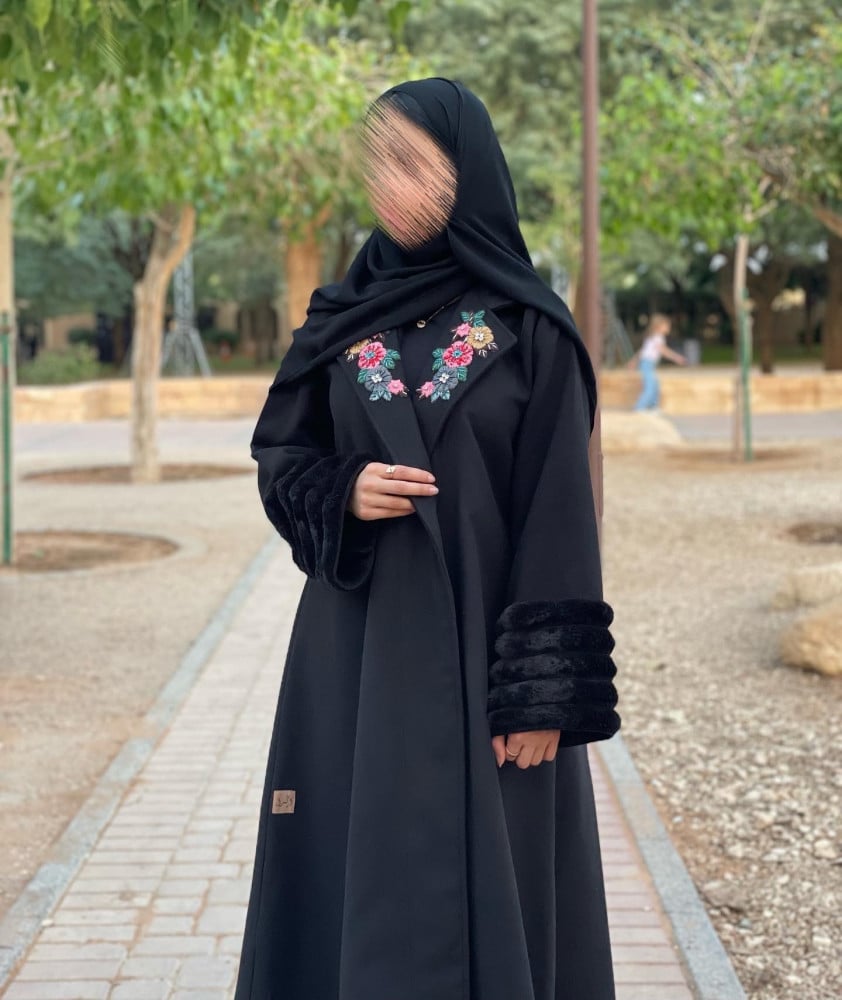 عباية جوخ اسود مع فرو على الاكمام