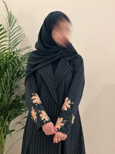 عباية كريب زيتي مع تطريز وشك