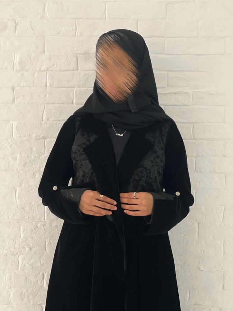 عباية مخمل كوري مع دانتيل