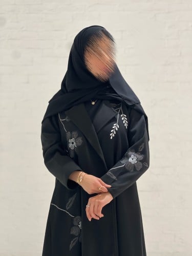 عباية مع تطريز يدوي