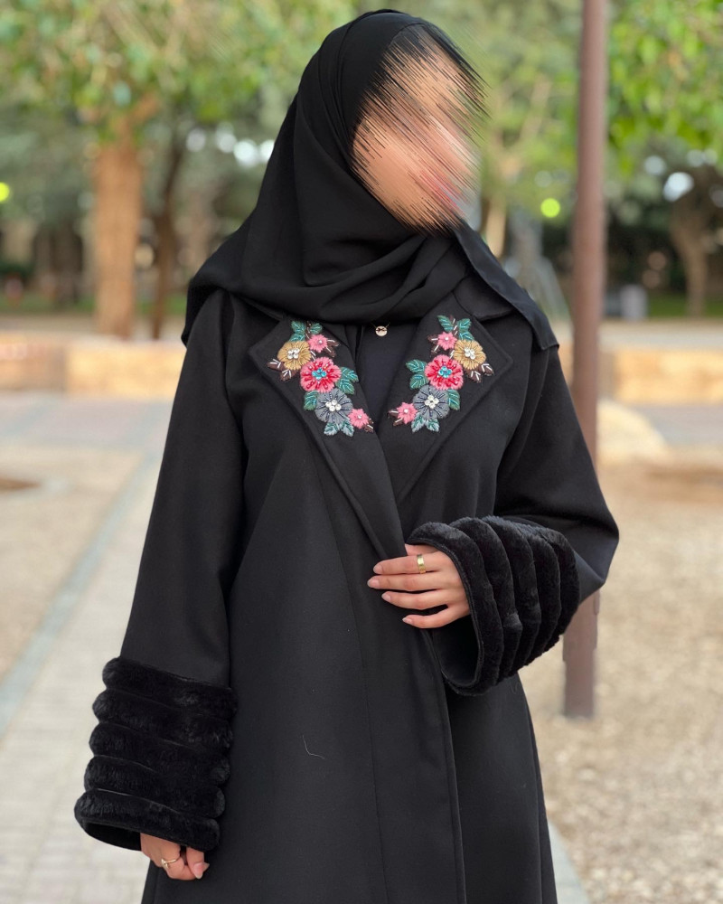 عباية جوخ اسود مع فرو على الاكمام