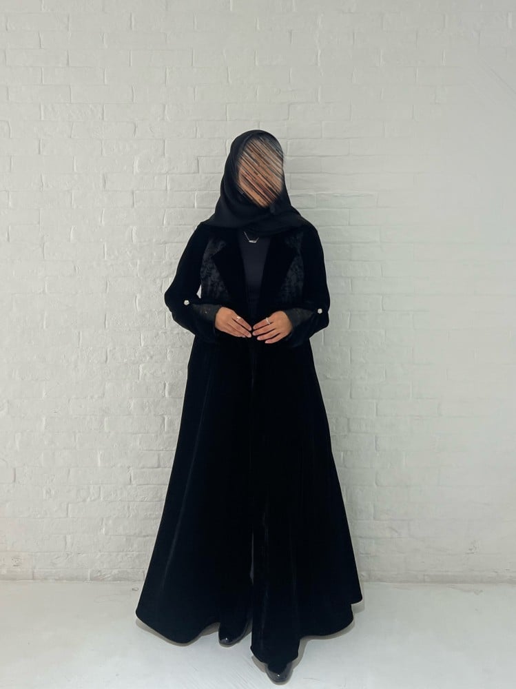 عباية مخمل كوري مع دانتيل