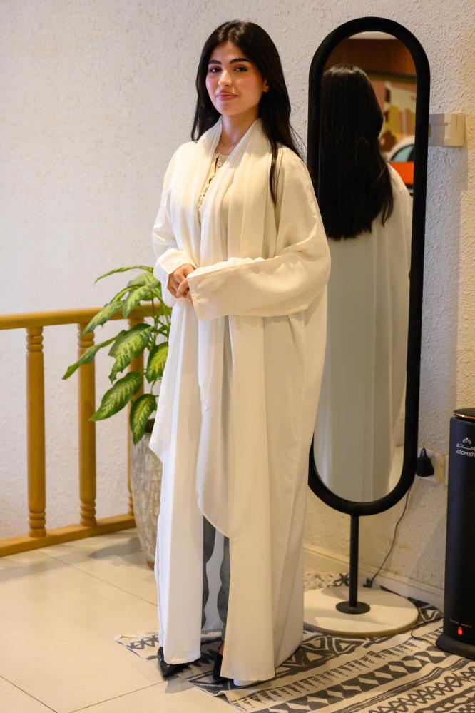 عبايه كريب لف يومية عملية اللون الكريمي مع طرحه