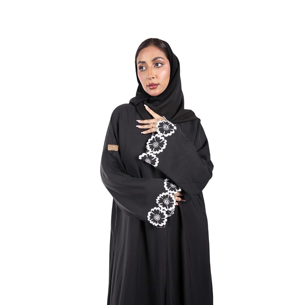 عباية كريب انترنت سوداء كلوش بكم وسيع مطرز زهور أبيض على الطرف مع طرحه