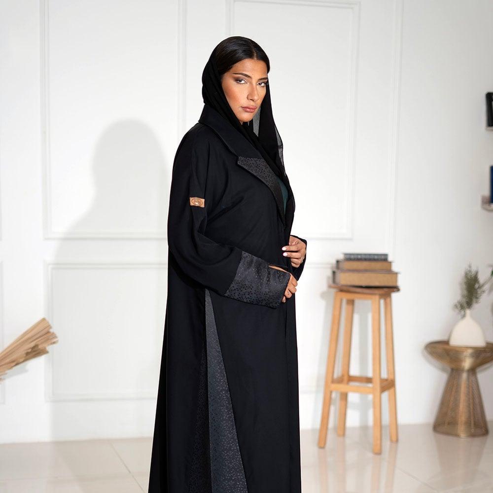 عباية سوداء لف كريب انترنت بليزر مع تدخيلات قماش جاكار باللون الاسود مع طرحه ساده سوداء