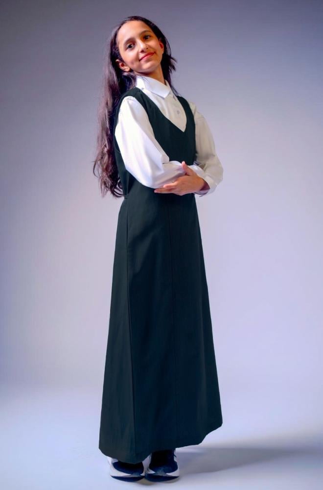 طقم مريول مدرسي زيتي مخطط للبنات برقبة دائرية وجيوب جانبية مع قميص أبيض