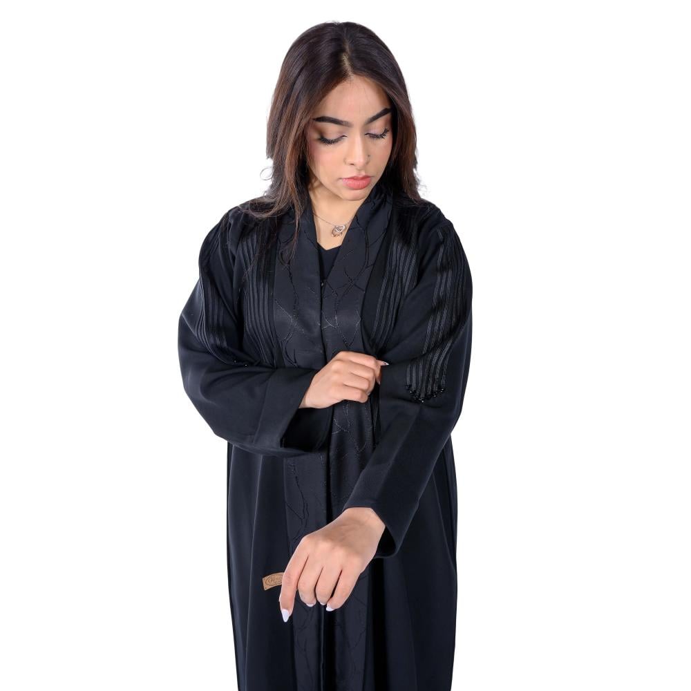 عباية سوداء بلمسات أنيقة F