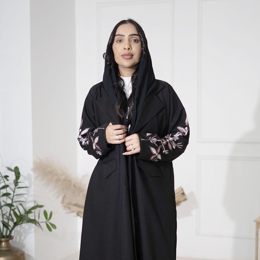 عباية بليزر أسود كتان بكسرات خلفية وبأكمام مطرزة زهري مع طرحه F
