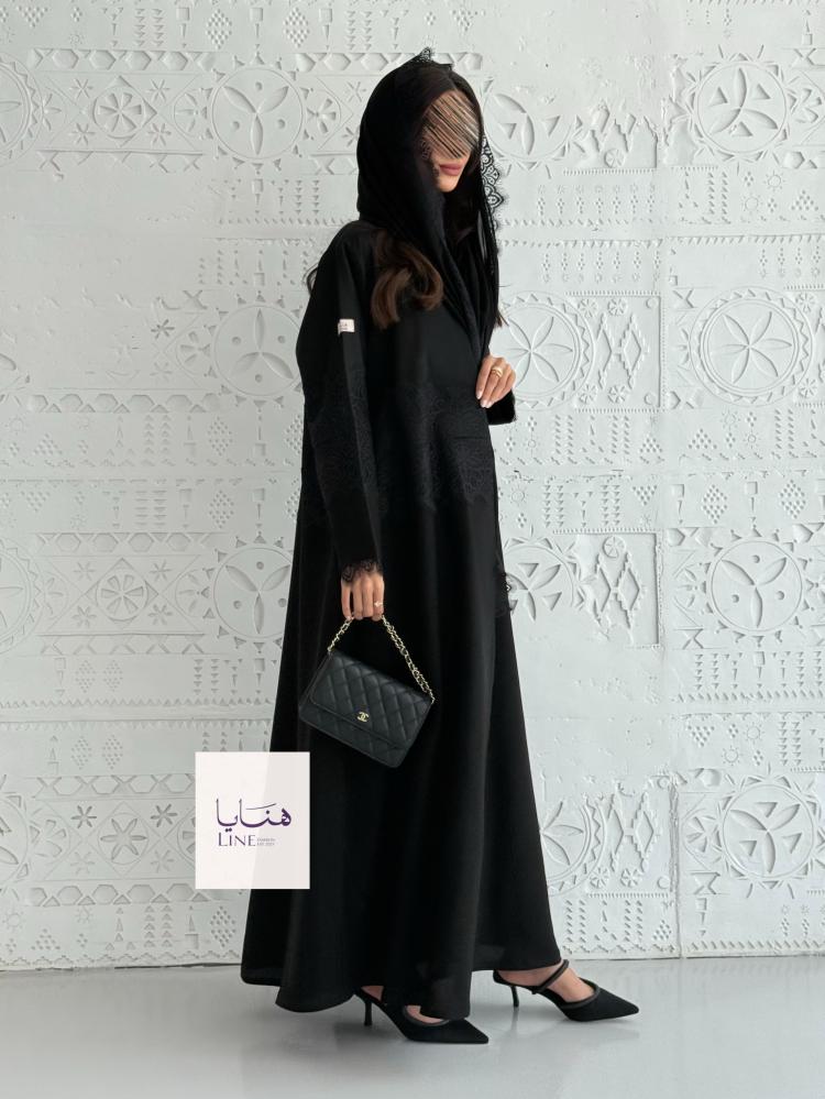 عباية سجايا بقماش كريب كتان وباربي مع دانتيل اسود