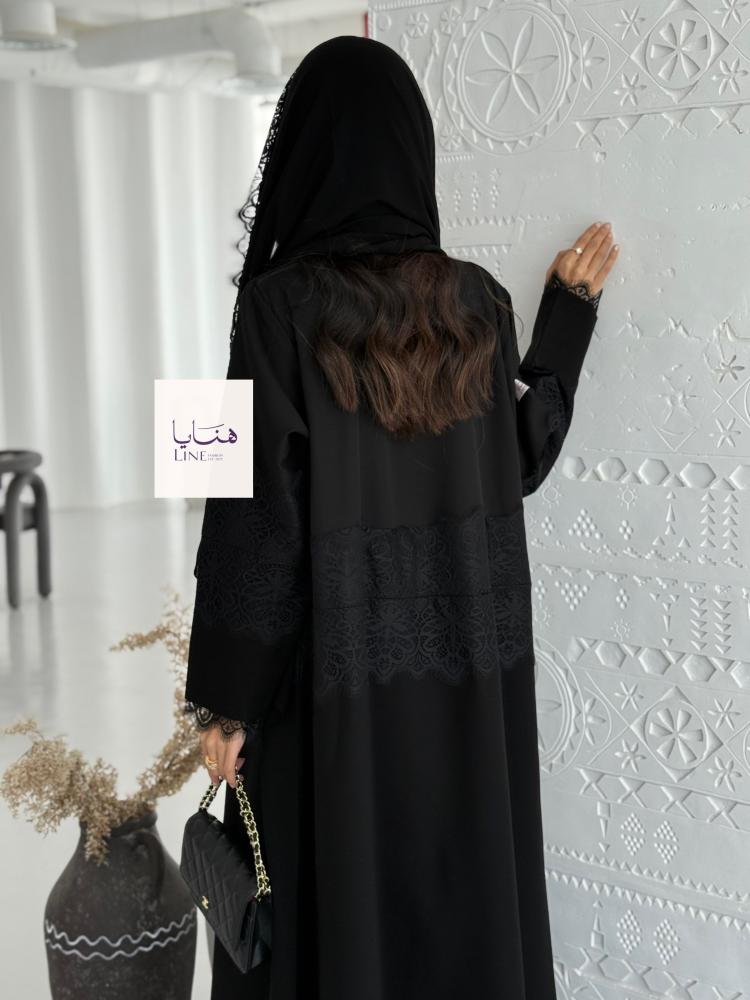 عباية سجايا بقماش كريب كتان وباربي مع دانتيل اسود