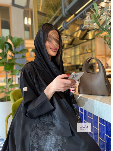 عباية افتان قماش كريب دانتيل اسود