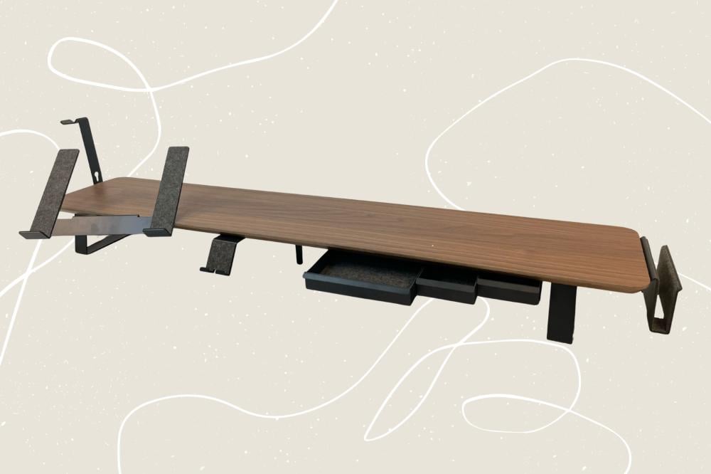 كيف يكمّل رف مكتب QDesk تجربة العمل والجيمينغ؟