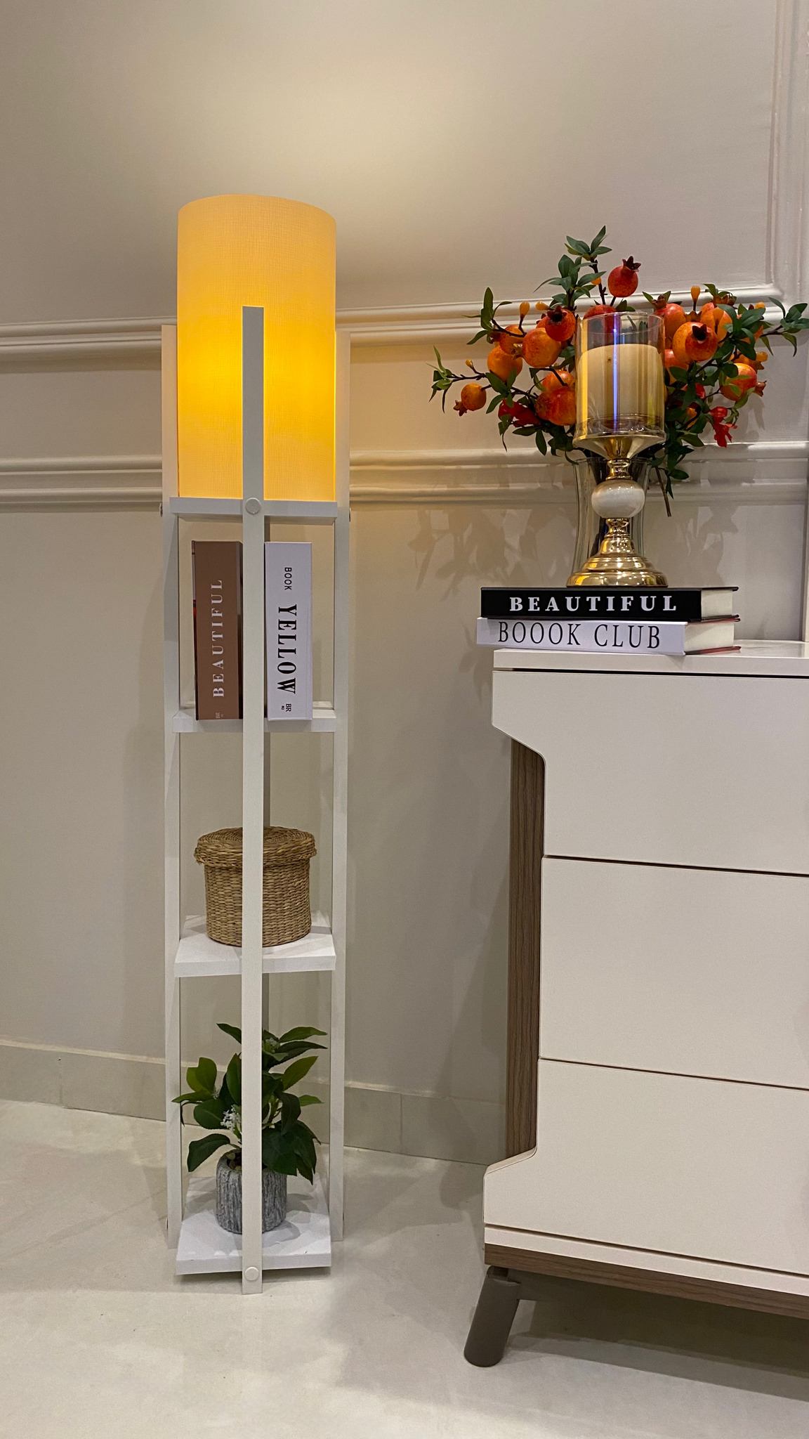 أباجورة أرضية كلاسيك بتصميم خشبي أبيض