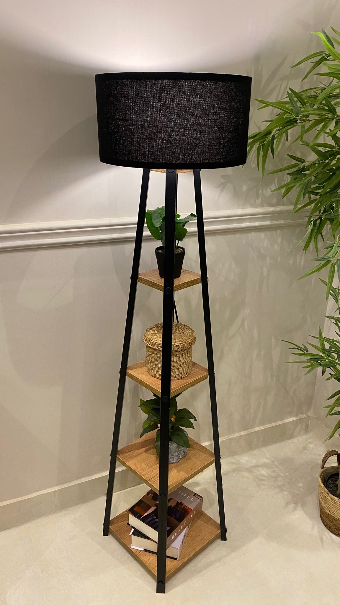 أباجورة أرضية خشب بتصميم هرمي مزودة برفوف - باللون الاسود والبني 150 سم