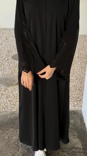 عباية سوداء أنسام
