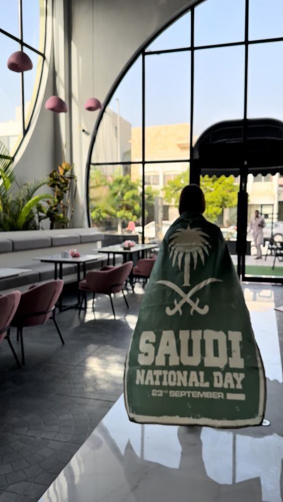 علم اليوم الوطني السعودي – تصميم سيفين ونخلة