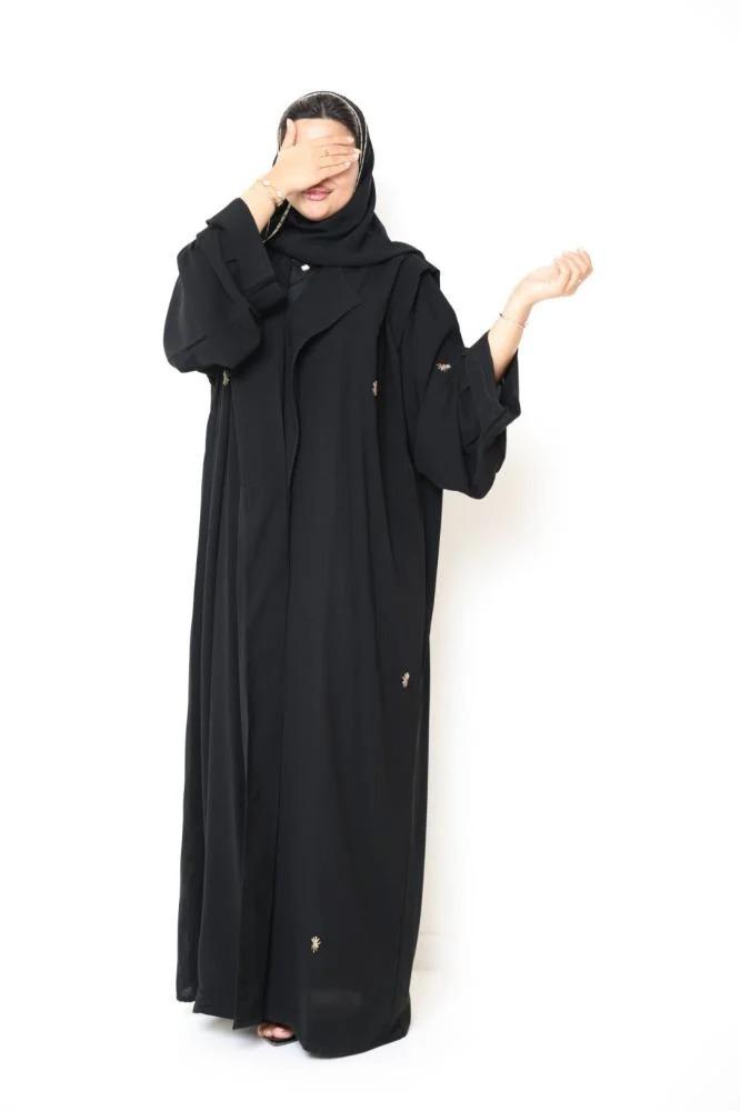 تأثير ألوان العبايات على المزاج والمظهر