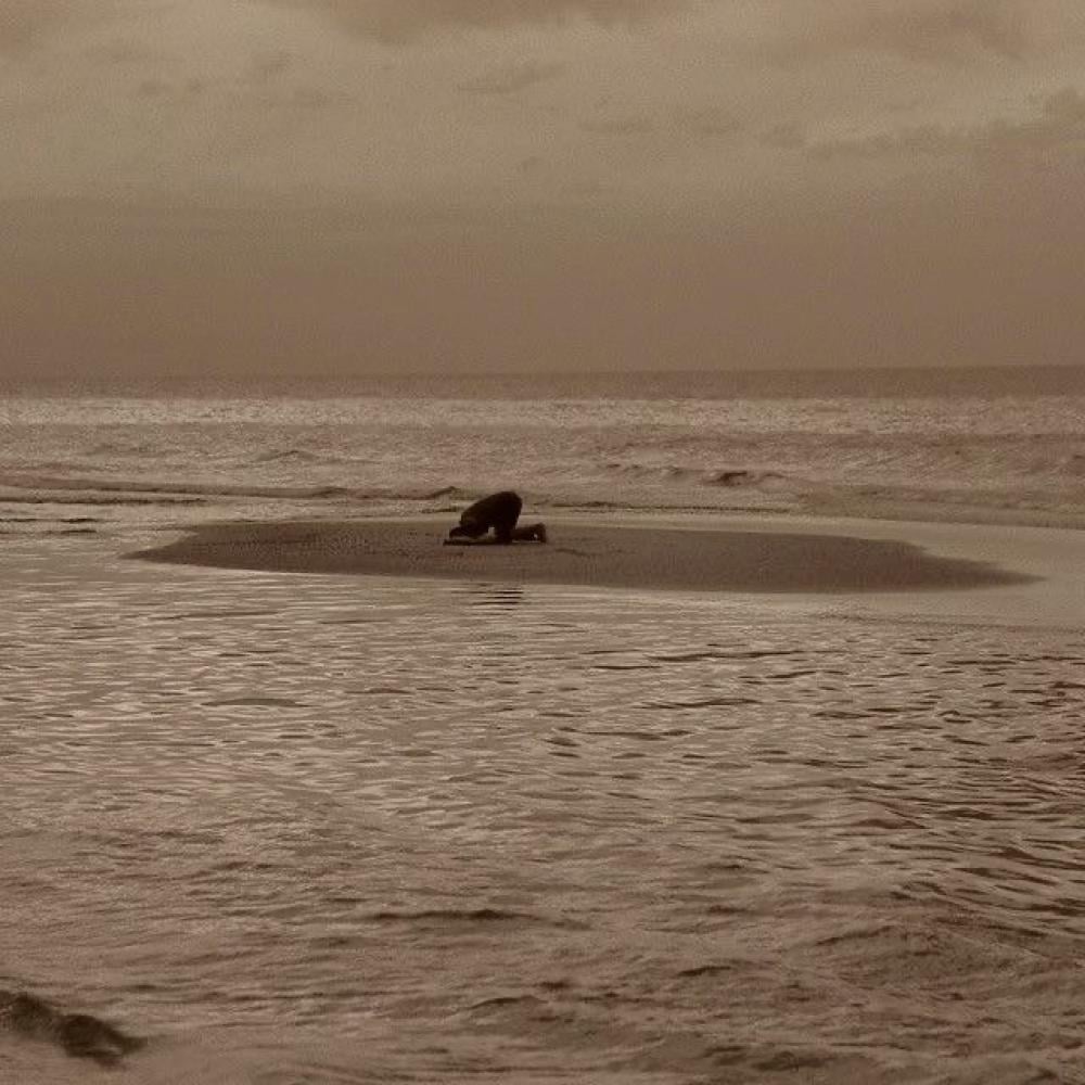 حين لا يدافع عنك أحد.. الله يتولى قضيتك