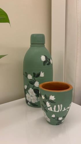 بكج قارورة ماء 1.5 مع كوب - رسم حسب الطلب