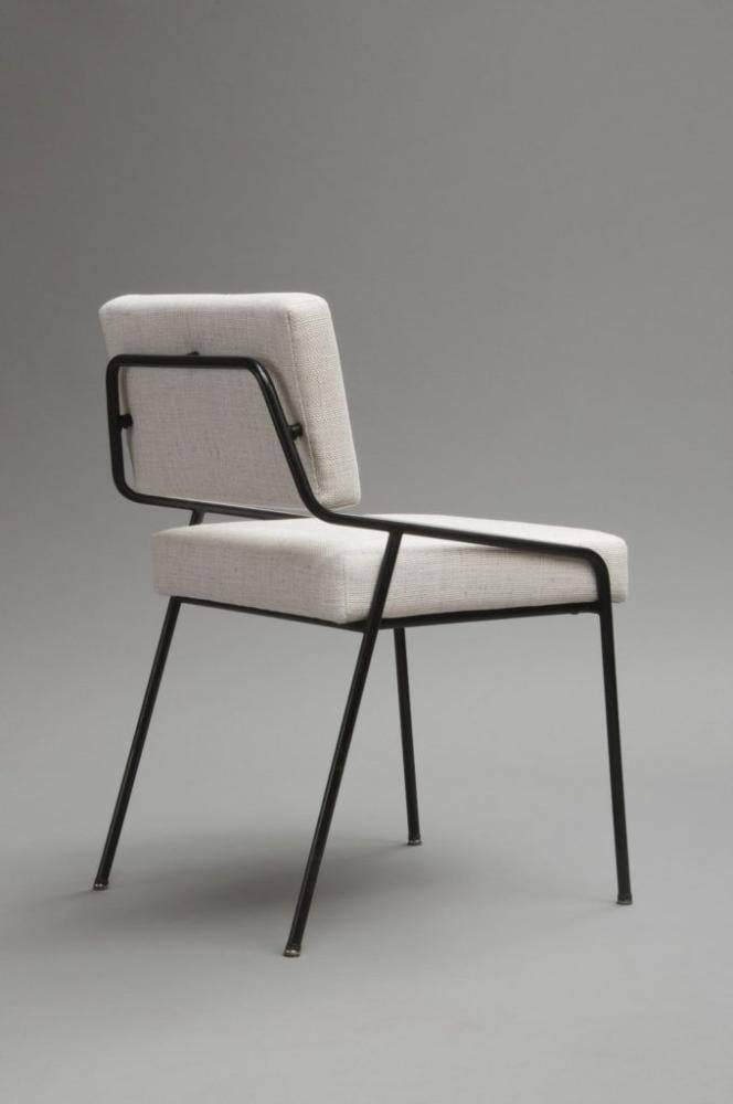 كرسي السفرة الخشبي الأنيق بتصميم مودرن يضفي لمسة فخمة على الطاولة - تفصيل