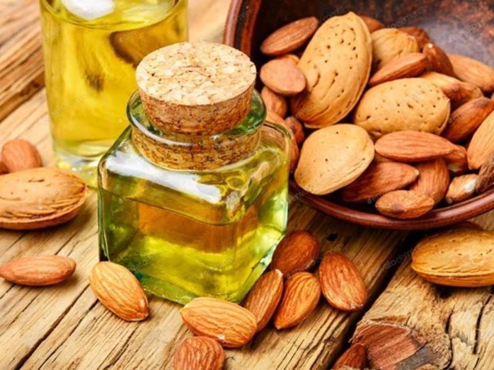 زيت اللوز الحلو: الجوهرة الطبيعية لبشرة ناعمة وشعر صحي