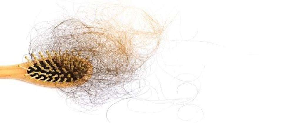 ما الفرق بين تساقط الشعر الطبيعي والتساقط غير الطبيعي؟