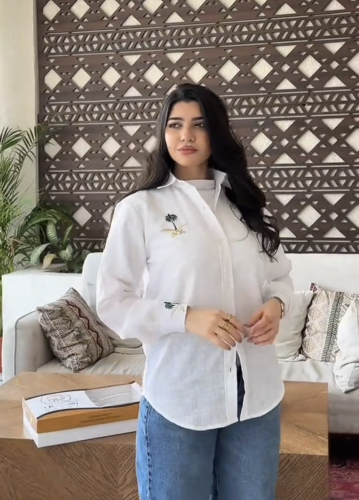 قميص كتان بتطريز شعار سيفين ونخلة