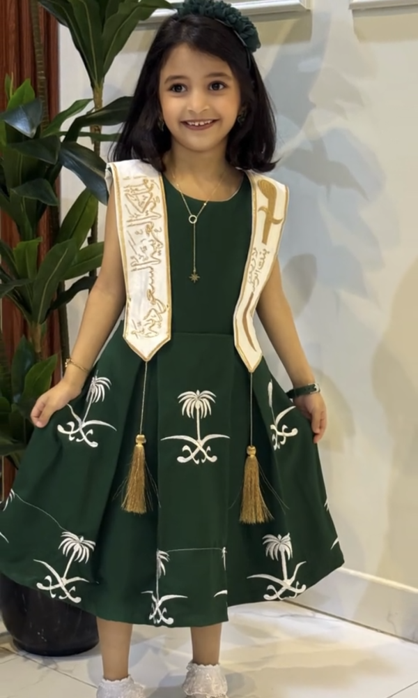 فستان اليوم الوطني مع السيف والاسم