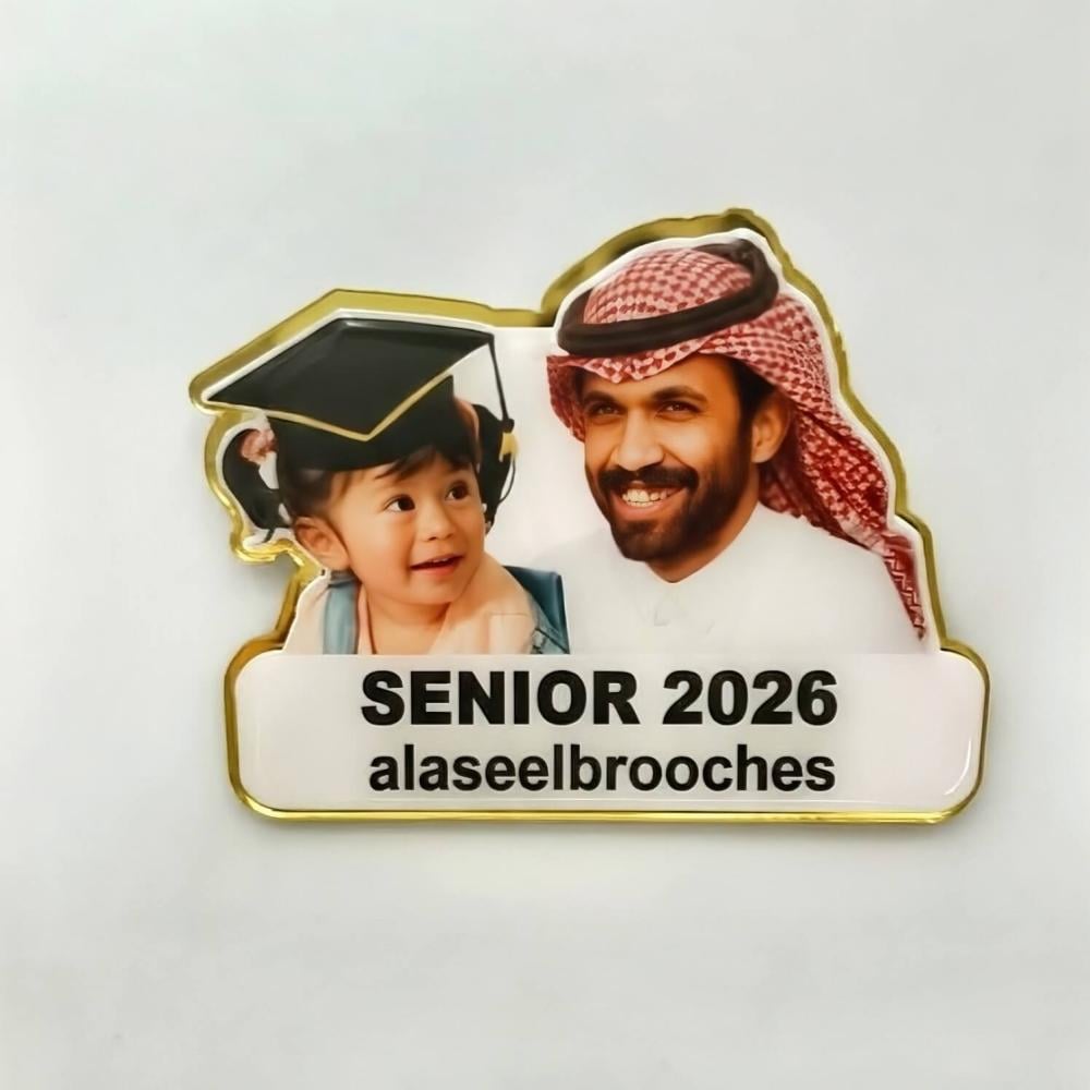 بروش تخرج بتصميم عائلي يجمع صورة الأب وابنته الخريجة بروش تخرج بتصميم عائلي يجمع صورة الأب وابنته الخريجة